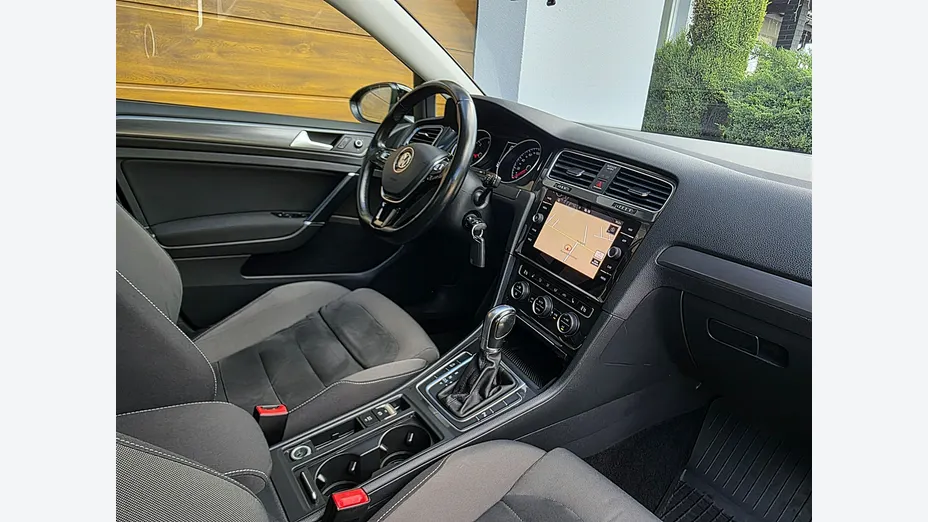 VOLKSWAGEN Golf -