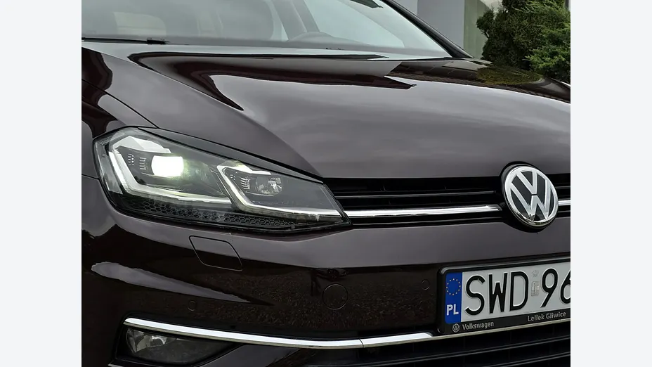 VOLKSWAGEN Golf -