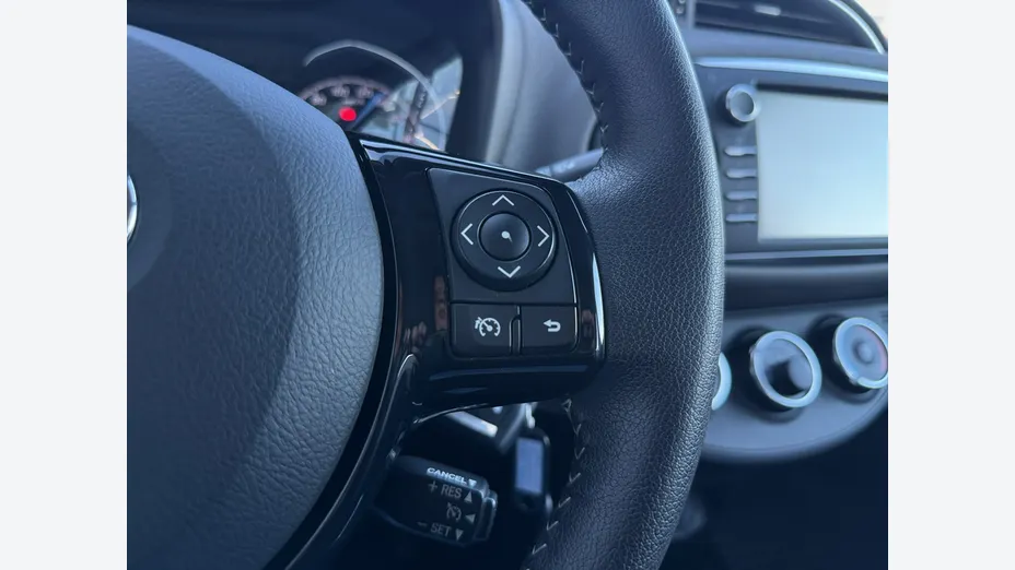 TOYOTA Yaris -