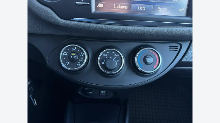 TOYOTA Yaris -