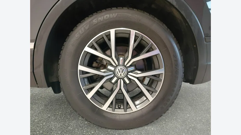 VOLKSWAGEN Tiguan -