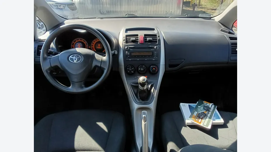 TOYOTA Auris -