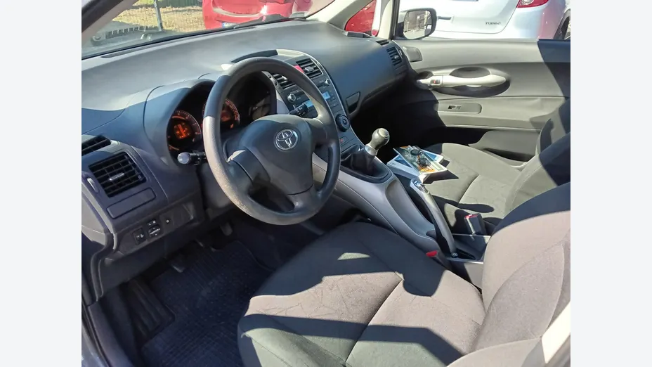 TOYOTA Auris -