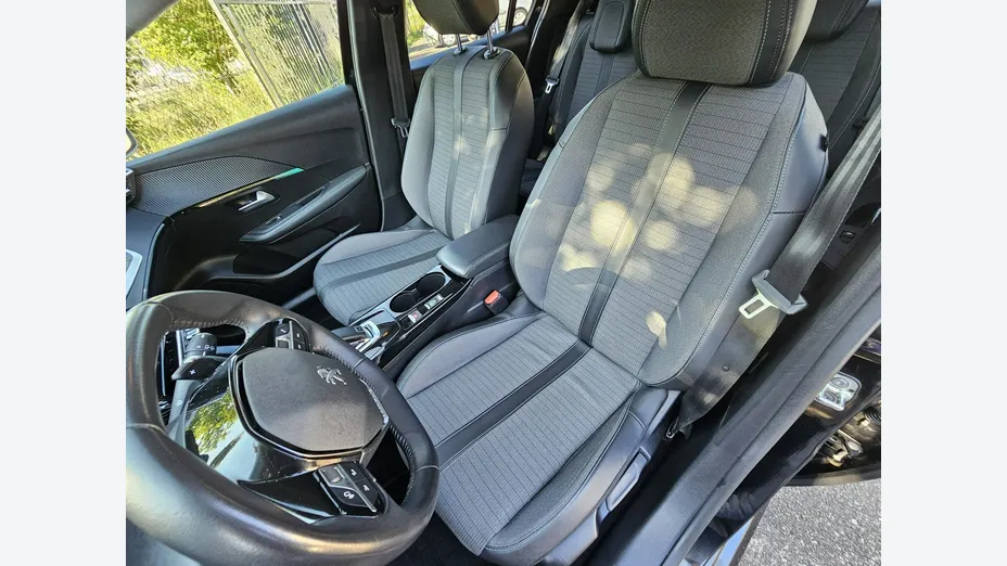 PEUGEOT 208 -