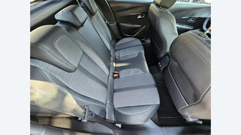 PEUGEOT 208 -