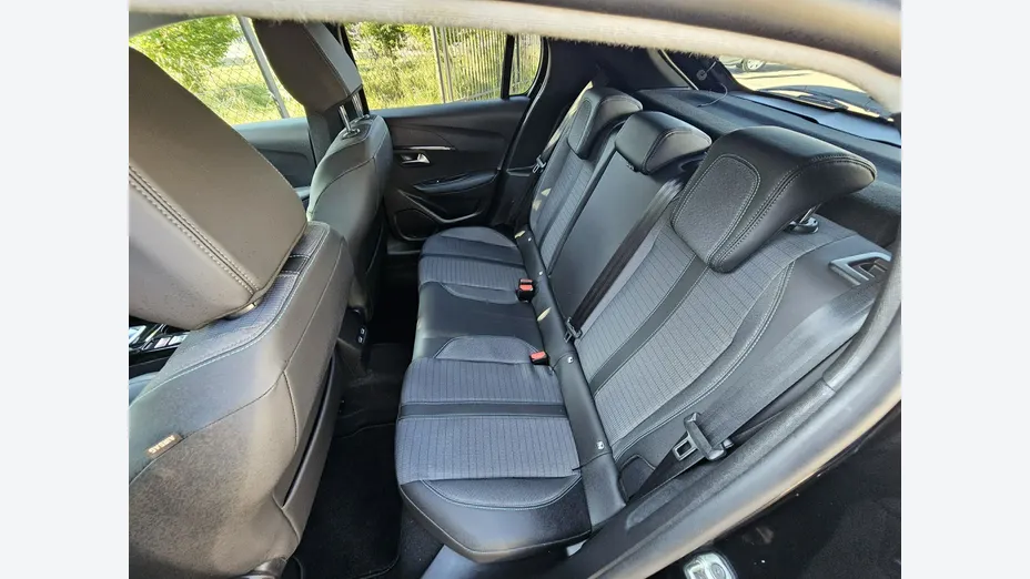 PEUGEOT 208 -