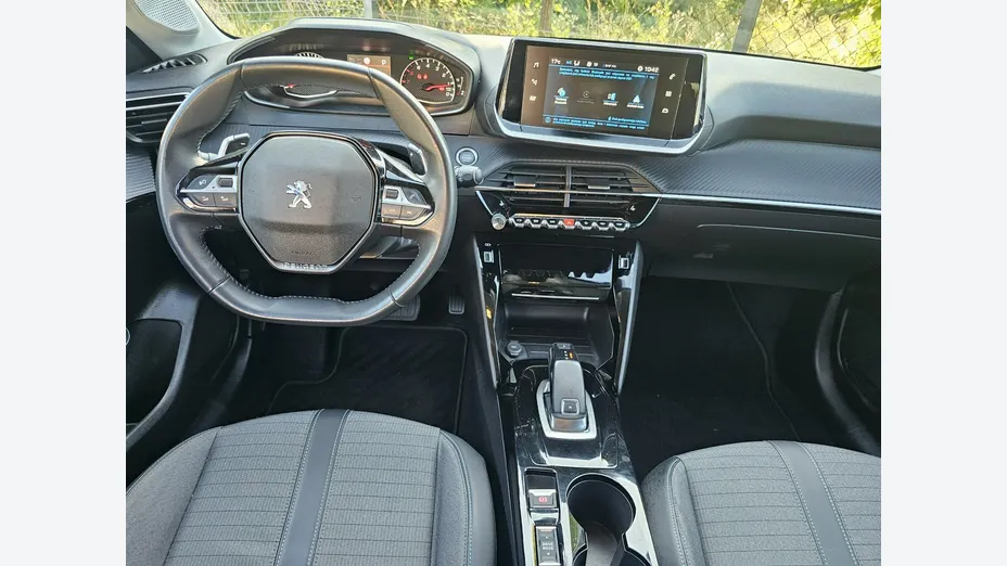 PEUGEOT 208 -