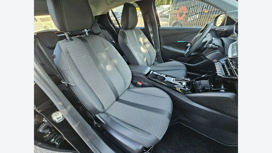 PEUGEOT 208 -