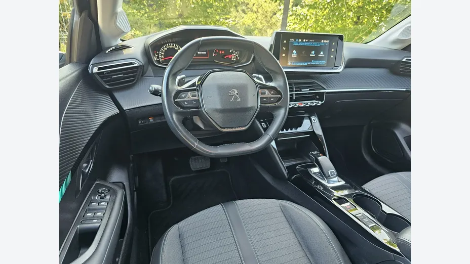 PEUGEOT 208 -