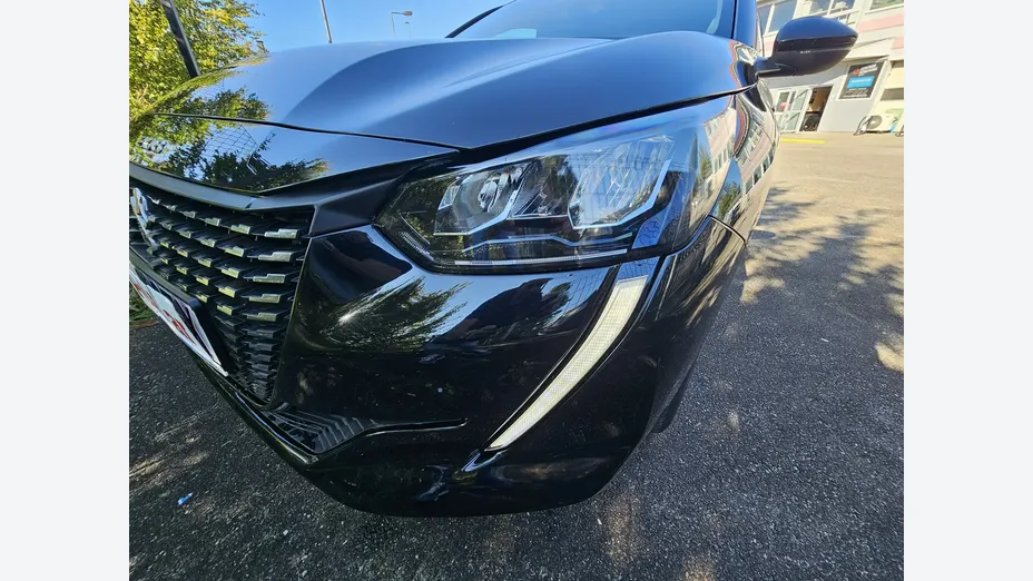 PEUGEOT 208 -