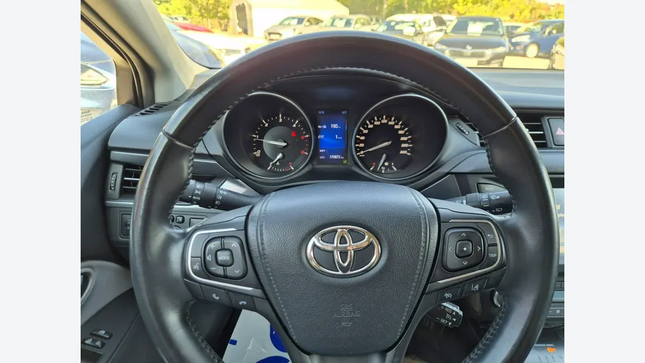 TOYOTA Avensis -