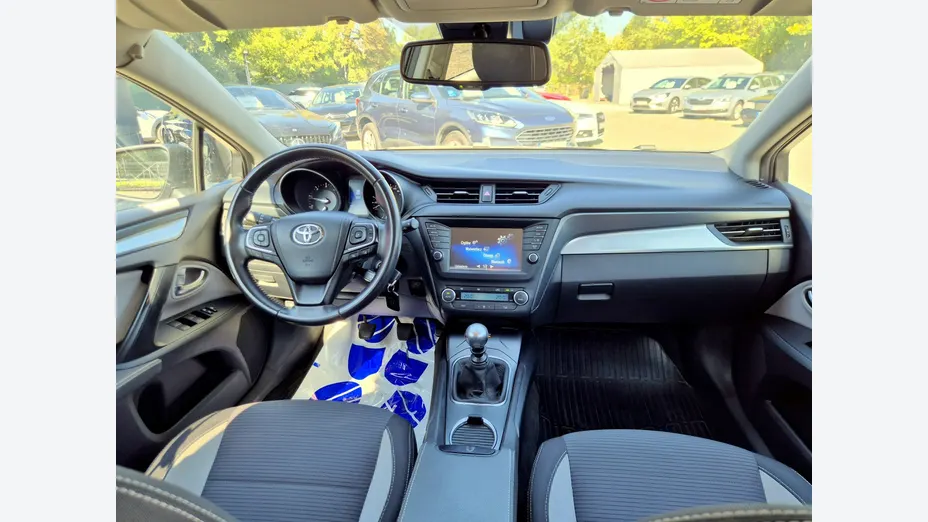 TOYOTA Avensis -