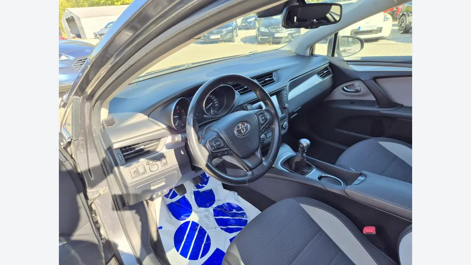 TOYOTA Avensis -