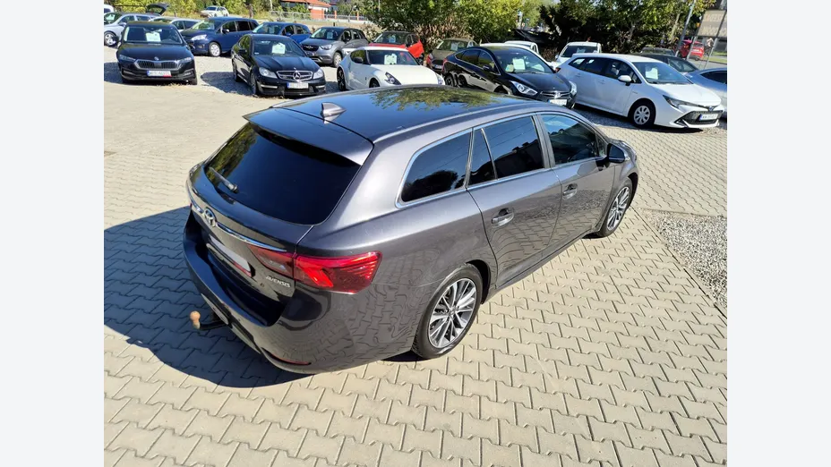 TOYOTA Avensis -