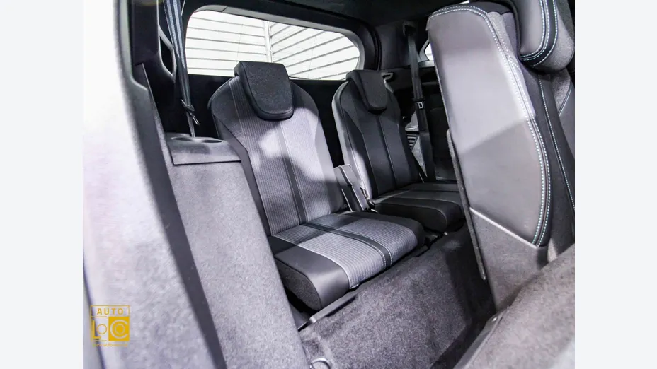 PEUGEOT 5008 -