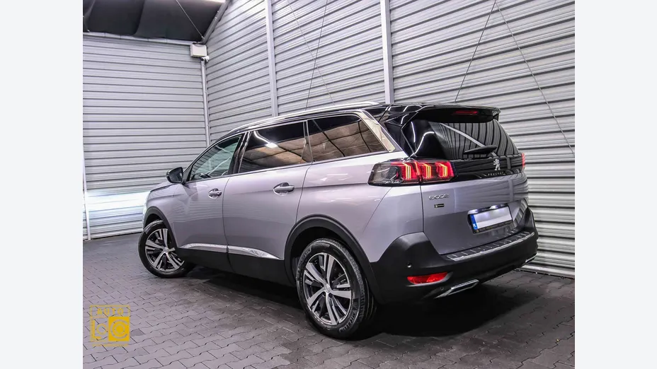 PEUGEOT 5008 -