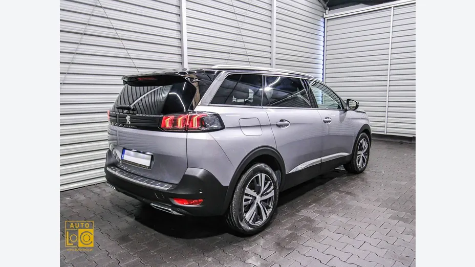 PEUGEOT 5008 -