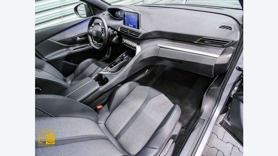 PEUGEOT 5008 -