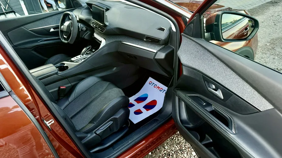 PEUGEOT 5008 -