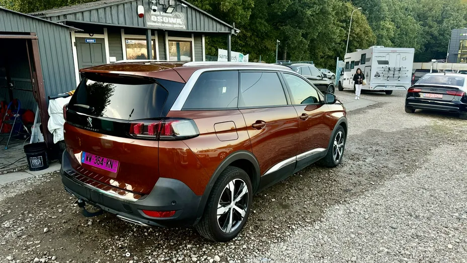 PEUGEOT 5008 -