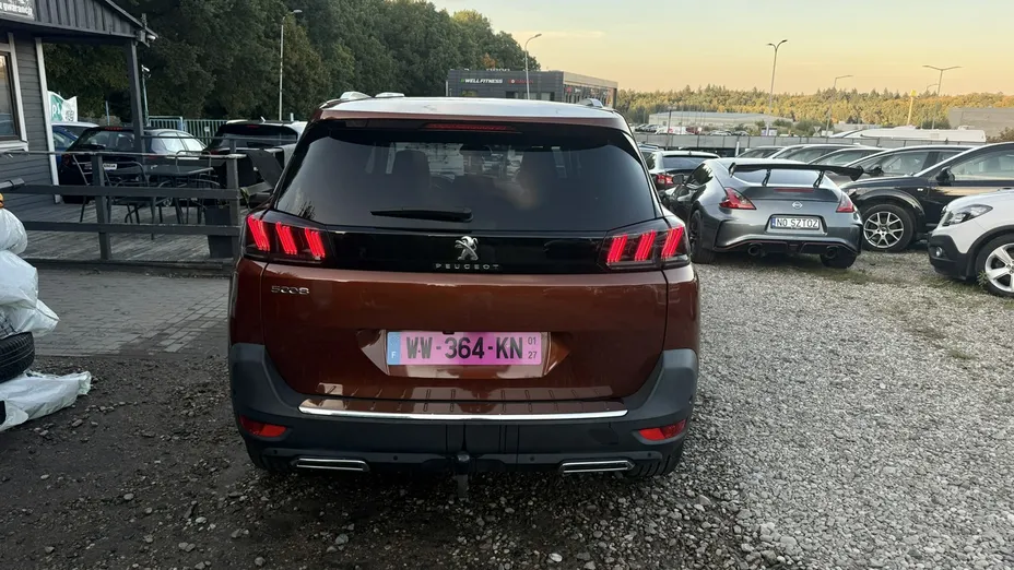 PEUGEOT 5008 -