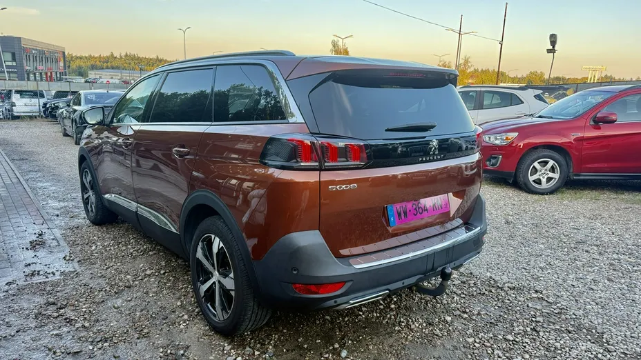 PEUGEOT 5008 -