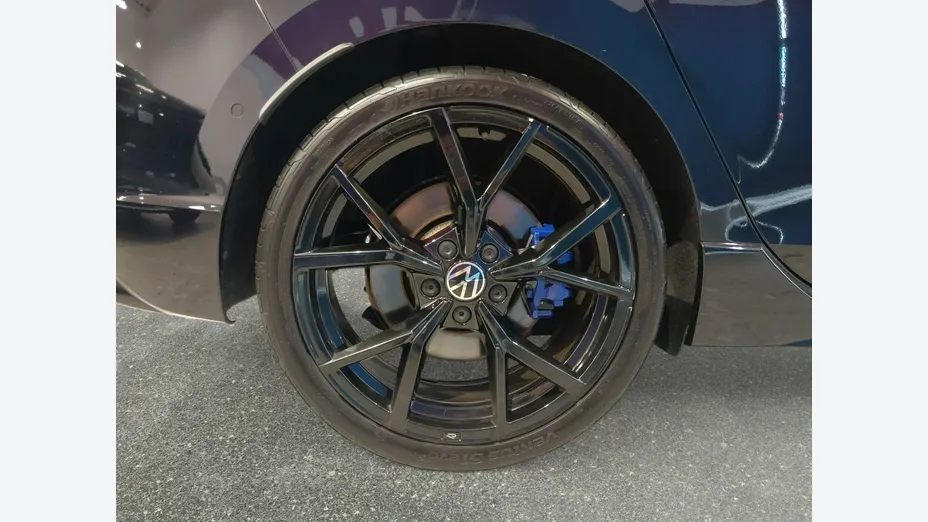 VOLKSWAGEN Golf -