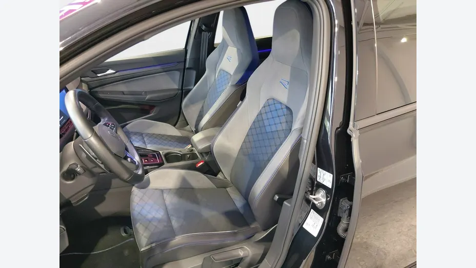 VOLKSWAGEN Golf -