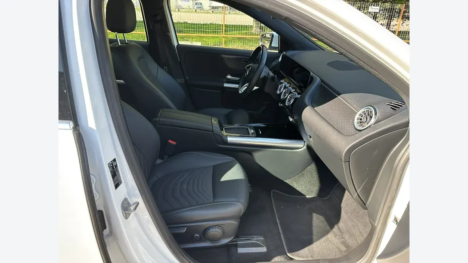 MERCEDES-BENZ EQA -