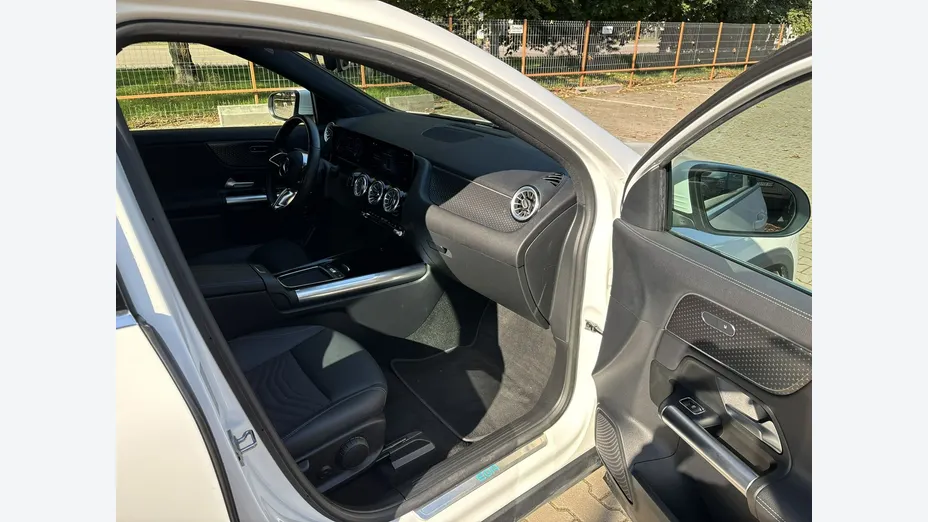 MERCEDES-BENZ EQA -