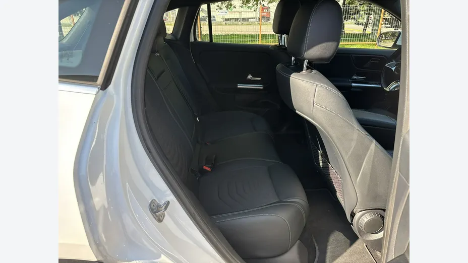 MERCEDES-BENZ EQA -