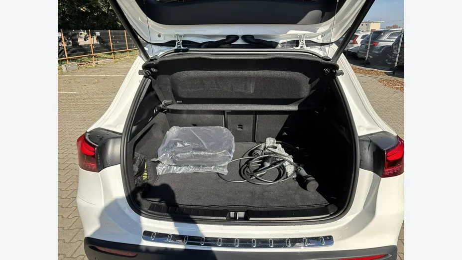 MERCEDES-BENZ EQA -