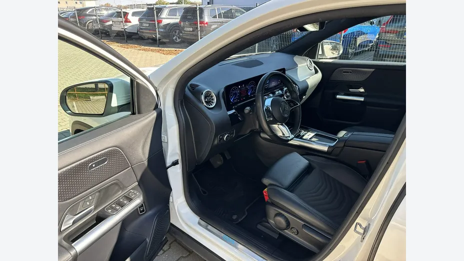 MERCEDES-BENZ EQA -