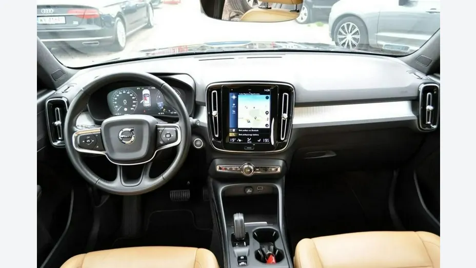 VOLVO XC40 -