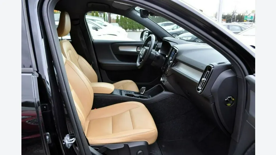 VOLVO XC40 -