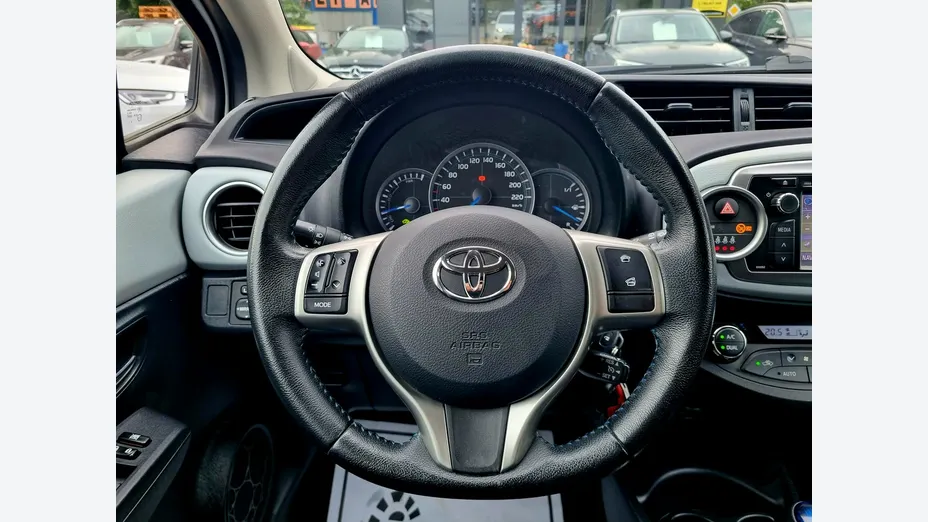 TOYOTA Yaris -