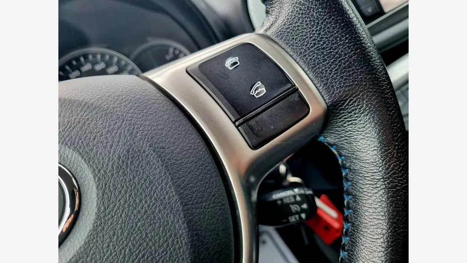 TOYOTA Yaris -