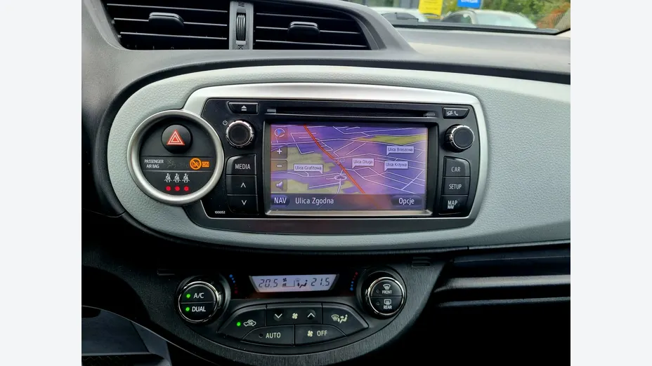 TOYOTA Yaris -