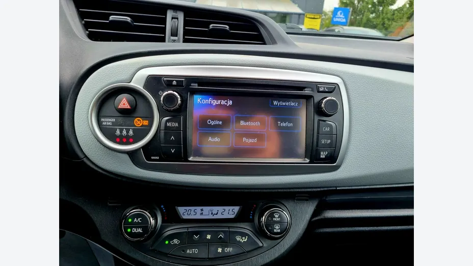 TOYOTA Yaris -