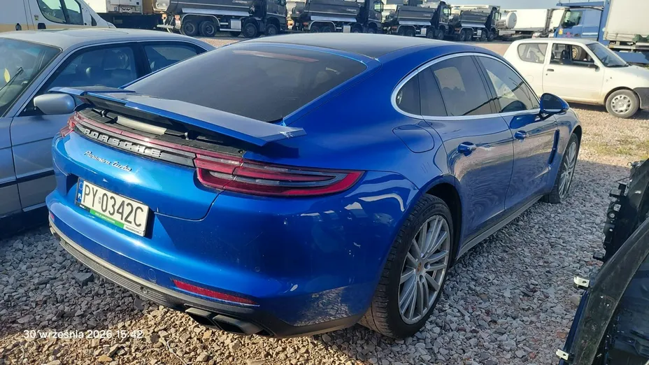 PORSCHE Panamera -