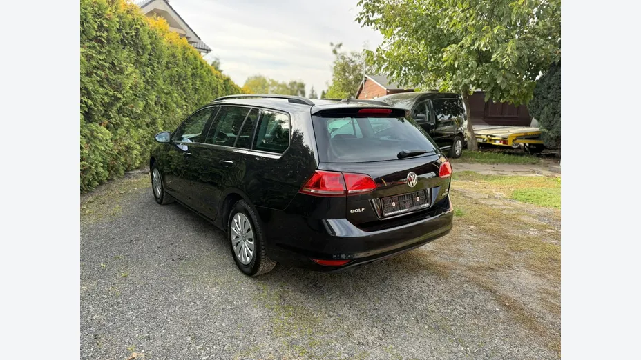 VOLKSWAGEN Golf -
