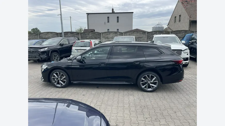 SKODA Superb -