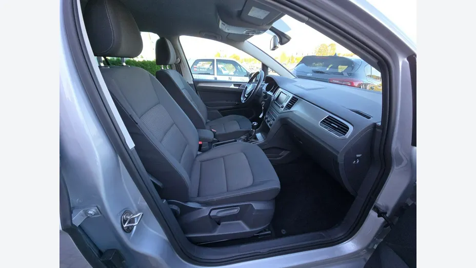 VOLKSWAGEN Golf Sportsvan -
