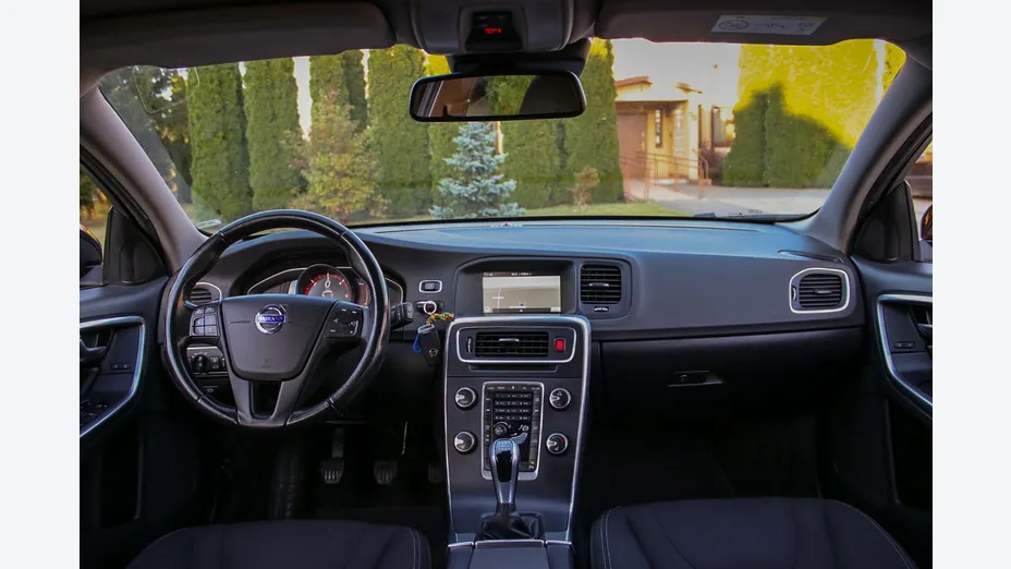 VOLVO V60 -