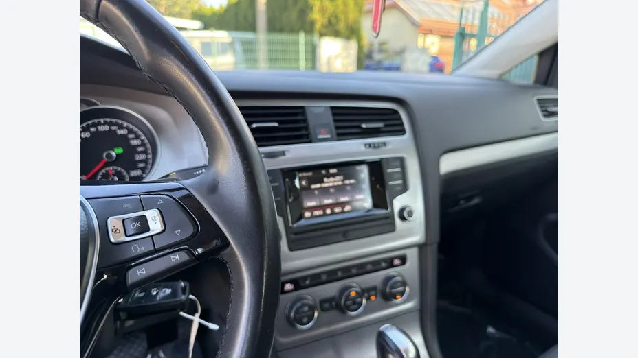 VOLKSWAGEN Golf -