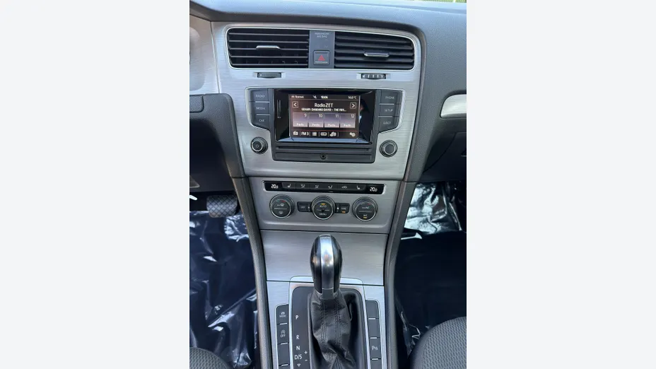 VOLKSWAGEN Golf -