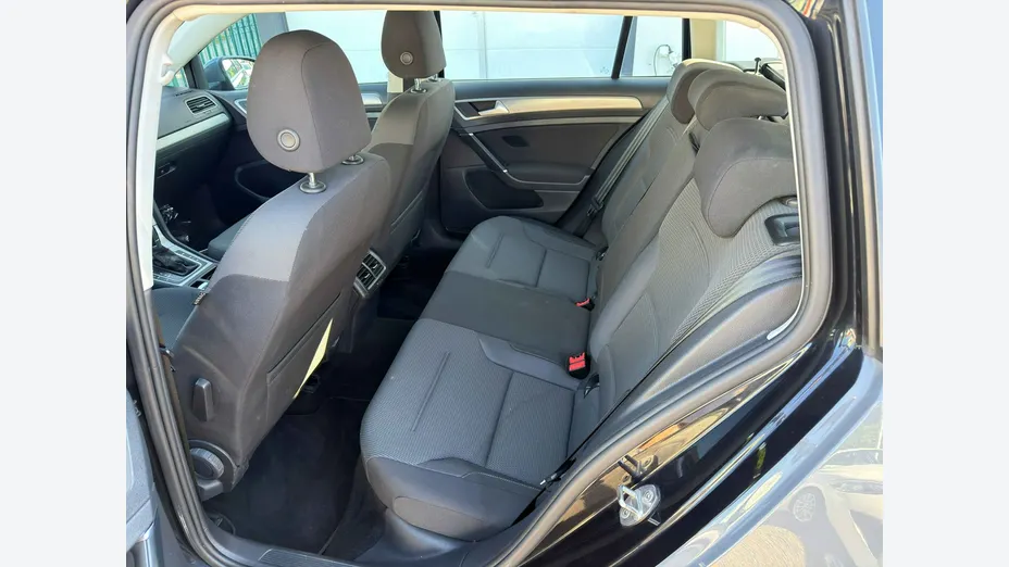 VOLKSWAGEN Golf -