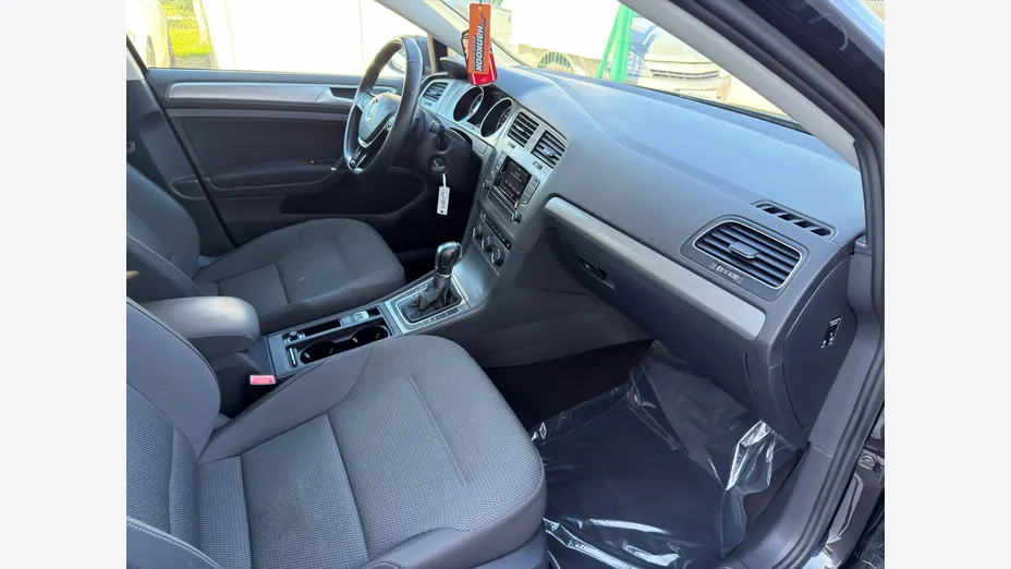 VOLKSWAGEN Golf -