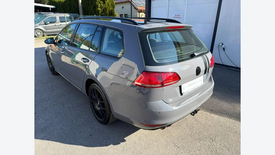VOLKSWAGEN Golf -