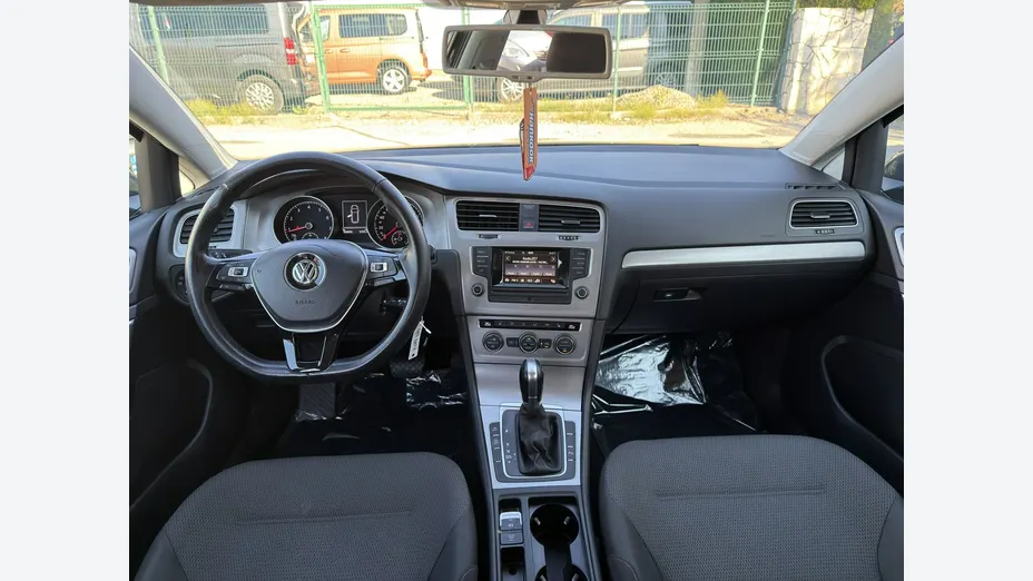 VOLKSWAGEN Golf -